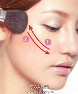 有角度腮红画法使脸颊凸显成熟韵味