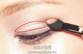 眼影基本画法提升面部立体感