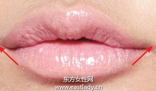 使用遮瑕霜和唇线打造微笑唇妆