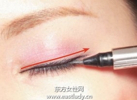 粉色眼影配合隐形眼线散发自然气息