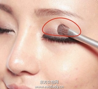 有深度的下眼睑妆容让目光更柔媚