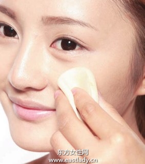 使用毛孔遮瑕膏填平粗大毛孔