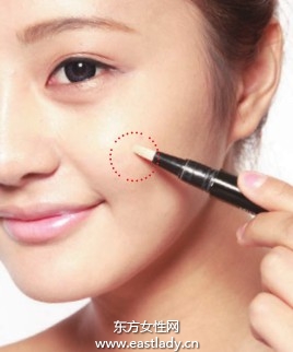 粉刷涂抹粉底打造柔和裸妆效果