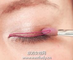 光感樱花芭比眼妆的画法