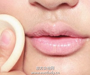 使用遮瑕霜和唇线打造微笑唇妆