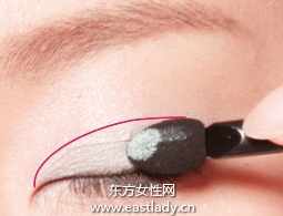 混血感透明蓝色眼妆的画法