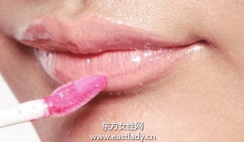 利用丰唇底膏塑造丰盈唇型