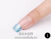 柔和蓝色色调美甲营造出轻松休闲之感