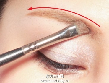 用眉笔塑造粗度与色调适中双眉