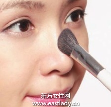 深、浅粉底打造紧致立体妆效