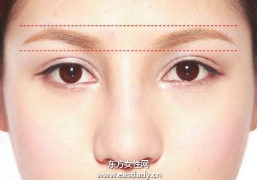用眉笔塑造粗度与色调适中双眉