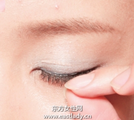 粘贴无梗假睫毛的贴法