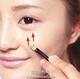 使用遮瑕膏遮盖粉刺、毛孔、小细纹