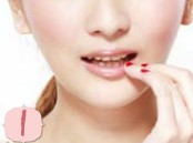 嫩粉果冻唇妆散发甜美气息