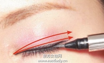 宽眼影+粗眼线塑造圆溜溜大眼睛