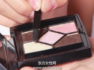 化妆教程之基本款棕色眼影的使用步骤