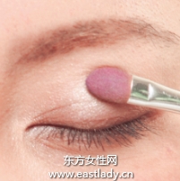 深浅双色眼影强调自然渐变效果