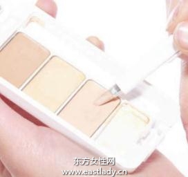 使用遮瑕膏遮盖色斑、雀斑