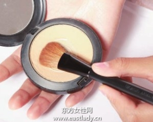 粉刷涂抹粉底打造柔和裸妆效果