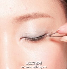 粘贴眼尾局部假睫毛的贴法