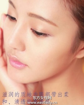 使用膏状眼影打造自然眼妆