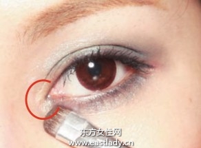 拉长眼影和眼线画出大眼妆容