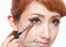 典雅裸妆显现端庄与雍容华贵