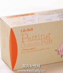 使用化妆棉温和去角质