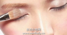 闪粉眼影提亮眼周消除黯沉