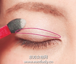 膏状眼影与粉状眼影打造持久立体感