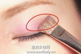 粉色眼影配合隐形眼线散发自然气息