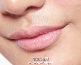 使用遮瑕霜和唇线打造微笑唇妆