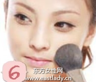 深色粉底液打造古铜色肌肤