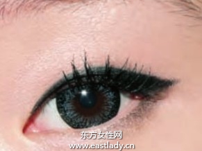 深色眼影随时补眼妆