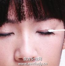 勾勒眼部线条打造妩媚眼神