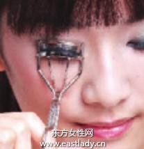 使用睫毛夹打造卷翘美睫