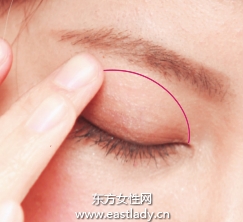 膏状眼影与粉状眼影打造持久立体感