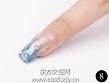 柔和蓝色色调美甲营造出轻松休闲之感