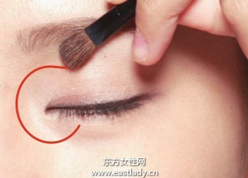 化妆教程之基本款棕色眼影的使用步骤