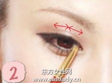 埋入式眼线画法画出柔媚印象大眼妆