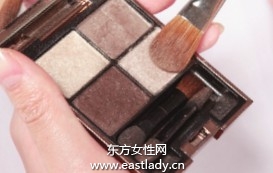 闪粉眼影提亮眼周消除黯沉