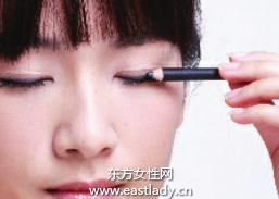 勾勒眼部线条打造妩媚眼神