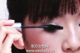 使用睫毛夹打造卷翘美睫