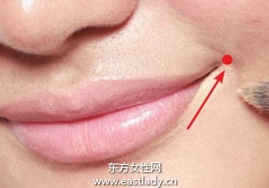 使用遮瑕霜和唇线打造微笑唇妆