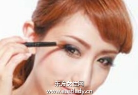 典雅裸妆显现端庄与雍容华贵