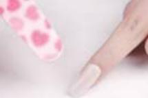 人工指甲出现裂痕或断裂的紧急补救方法