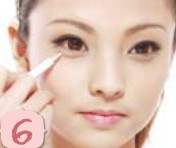 使用粉状粉底与粉刷打造哑光清透底妆