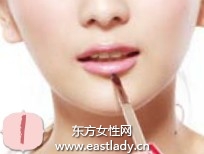 嫩粉果冻唇妆散发甜美气息