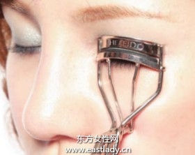 使用睫毛夹打造持久卷翘美睫
