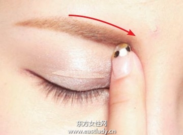 用眉笔塑造粗度与色调适中双眉